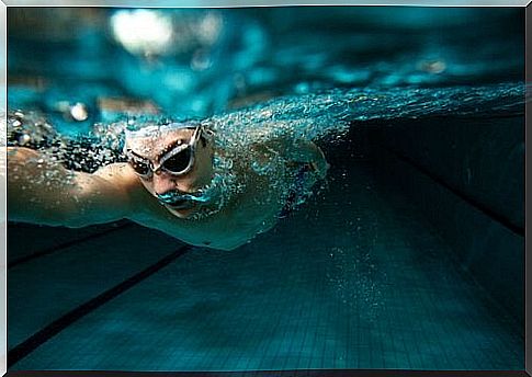 A man who swims underwater