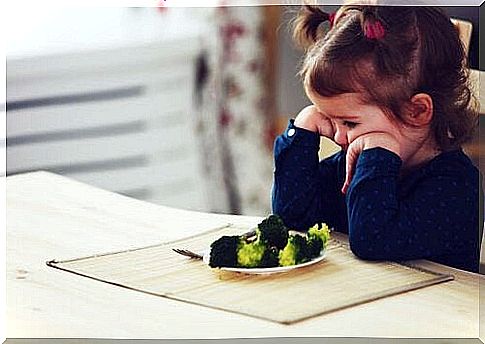 Girl won't eat her broccoli