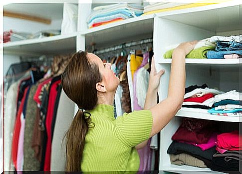 Woman who clears out her closet because that creates order in your mind